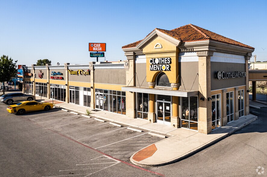 More Photos Of 21038 US Highway 281 N, San Antonio Storefront Retail Office For Lease