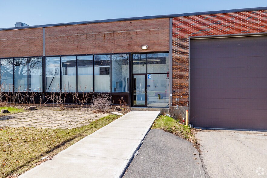 More Photos Of 5775 Rue Ferrier, Mont-Royal Manufacturing For Lease