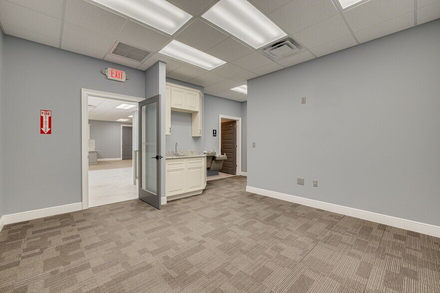 More Photos Of 440 Roberts Rd, Oldsmar Warehouse For Lease