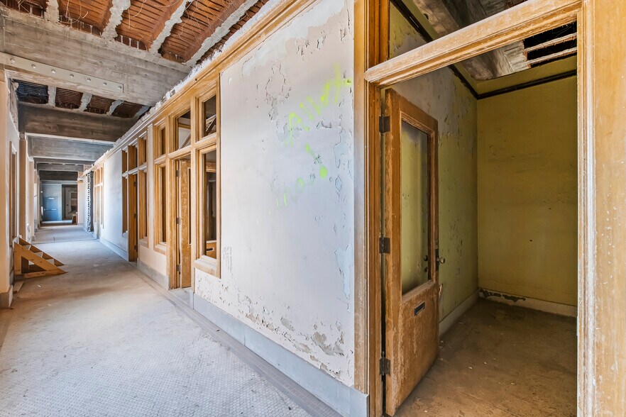 More Photos Of 502 S Main St, Rock Springs General Retail For Sale