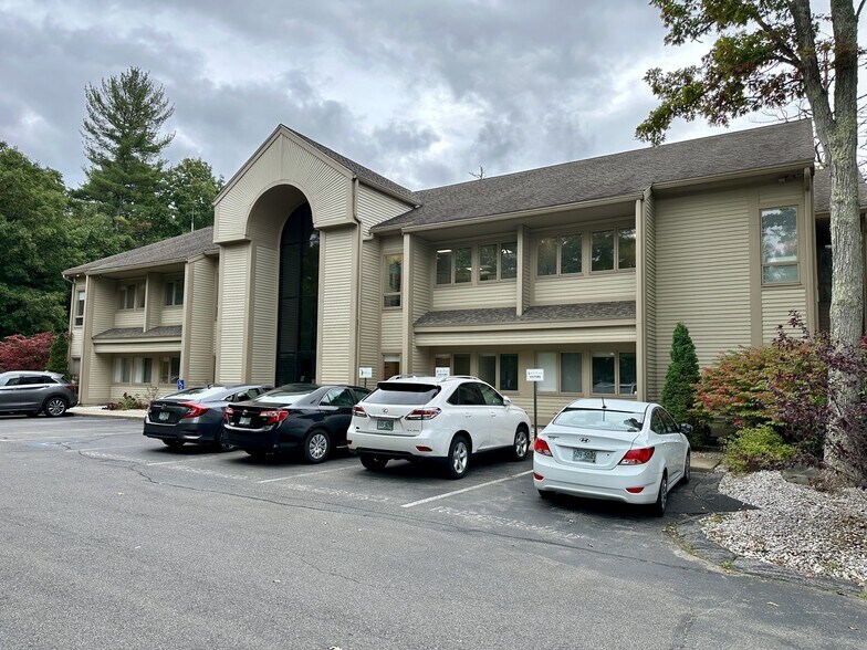 More Photos Of 103 Stiles Rd, Salem Medical For Lease