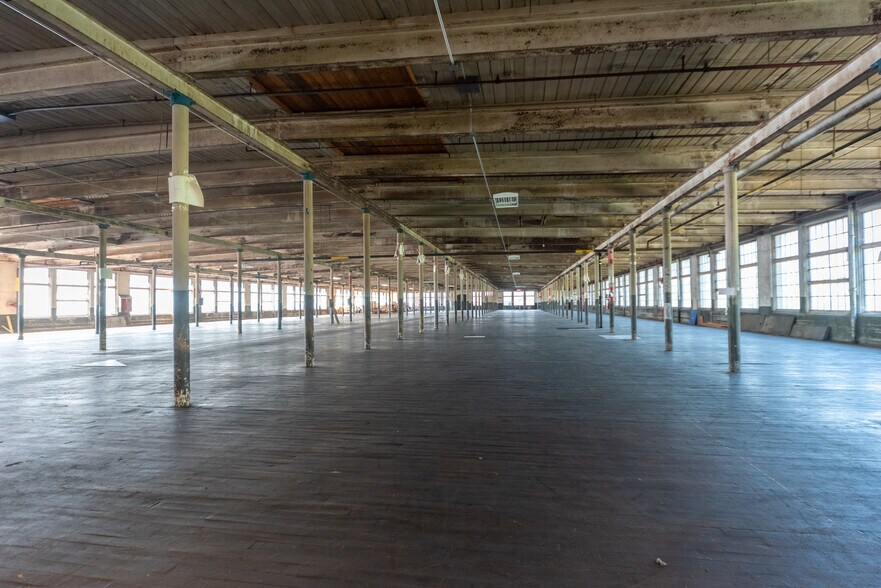 More Photos Of 75 Green St, Clinton Distribution For Sale