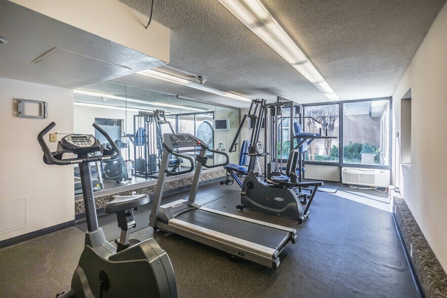 More Photos Of 1471 E Brooks Rd, Memphis Hotel For Sale