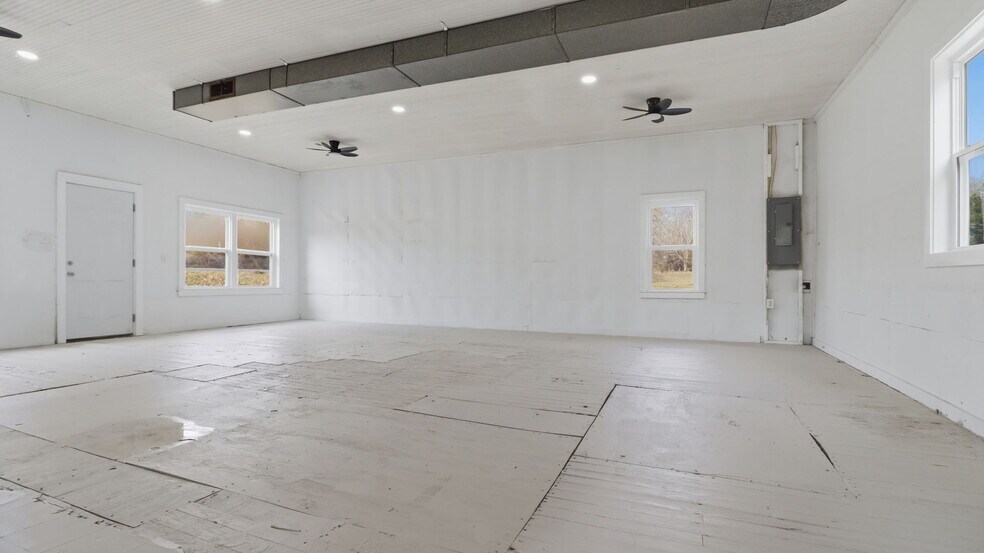 More Photos Of 3104 Tucker Hill Rd, Kinsale Warehouse For Sale