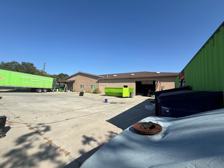 More Photos Of 215 W Ash St, Fallbrook Light Distribution For Lease