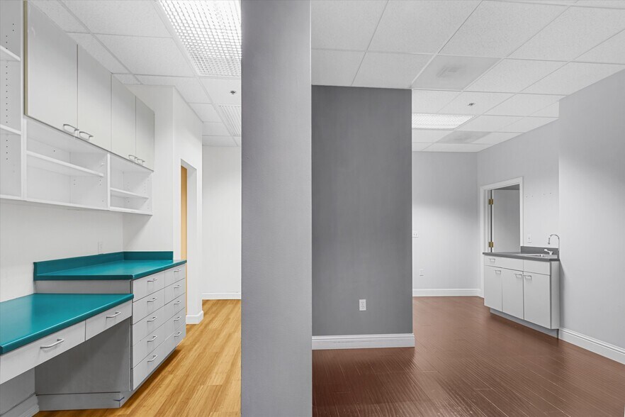 More Photos Of 8911 Lakewood Dr, Windsor Medical For Lease