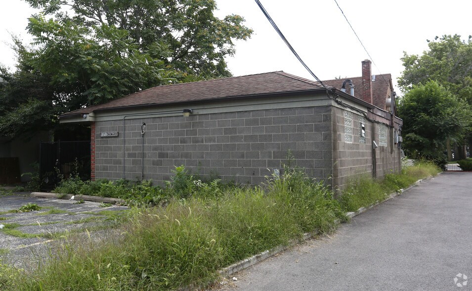 More Photos Of 1717 Howard St, Evanston General Retail For Sale