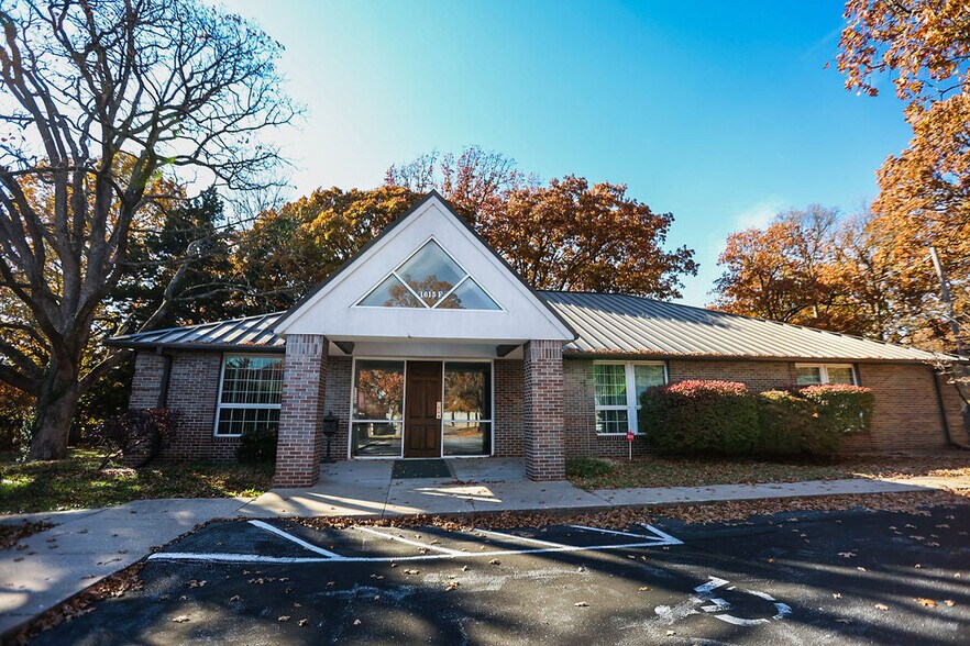 More Photos Of 1615 S Ingram Mill Rd, Springfield Office For Lease