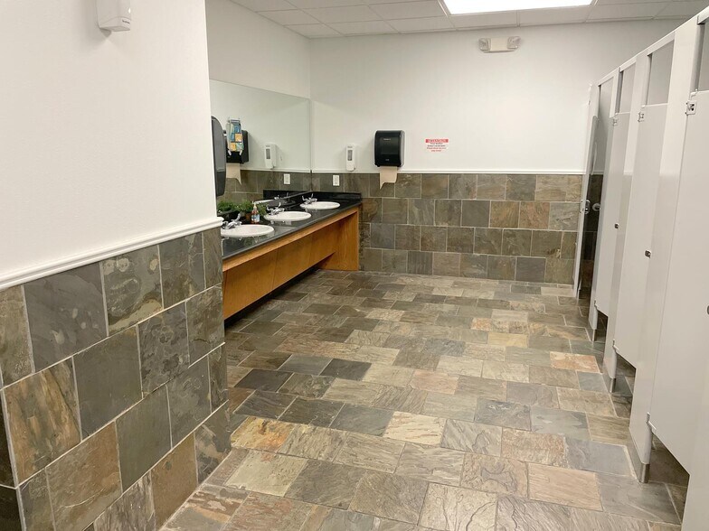 More Photos Of 7500 Baker Blvd, Richland Hills Flex For Lease