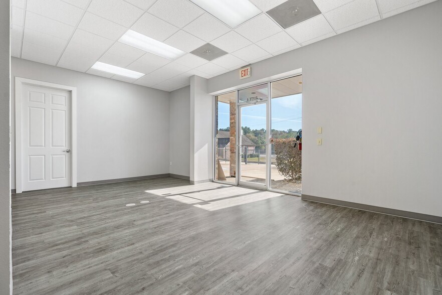 More Photos Of 3607 N Loop 336, Conroe Light Manufacturing For Lease