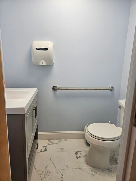 More Photos Of 230 Hilton Ave, Hempstead Medical For Sale