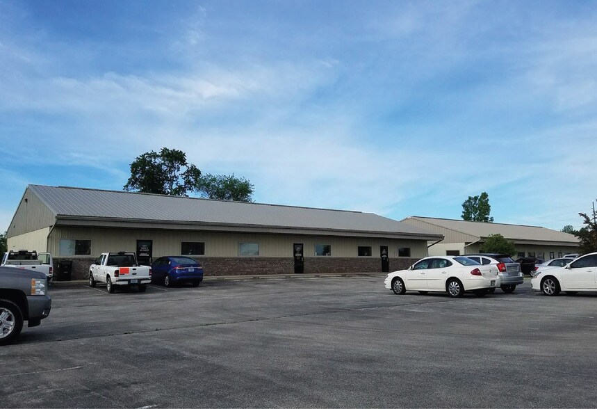More Photos Of 2535 Parkway Dr, Shelbyville Office For Lease