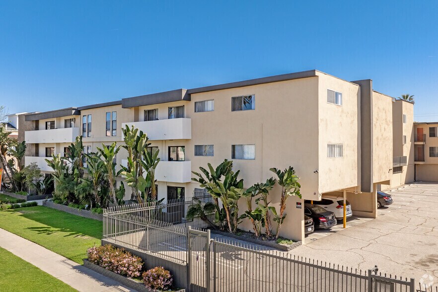 Primary Photo Of 2700 Ellendale Pl, Los Angeles Apartments For Sale