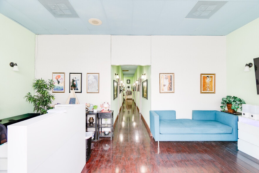 More Photos Of 19636-19648 Sherman Way, Reseda Storefront For Lease