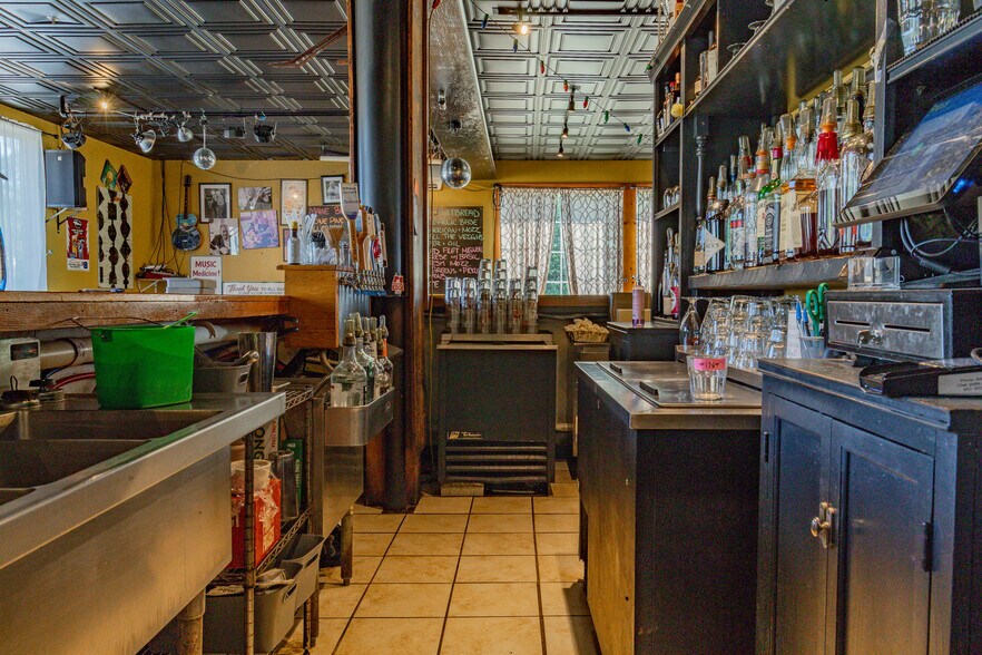 More Photos Of 10 Hardy Rd, Westbrook Freestanding For Sale