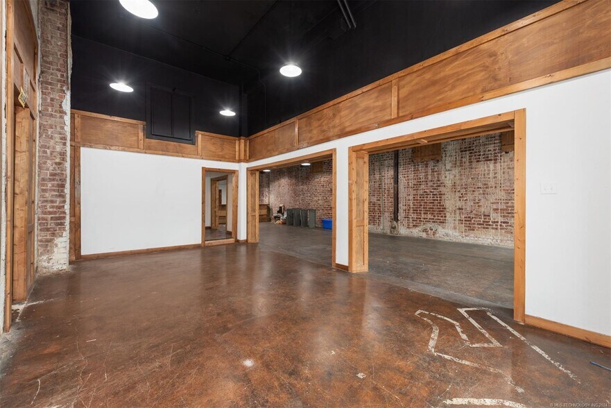 More Photos Of 125 N Cherokee St, Muskogee Office For Sale