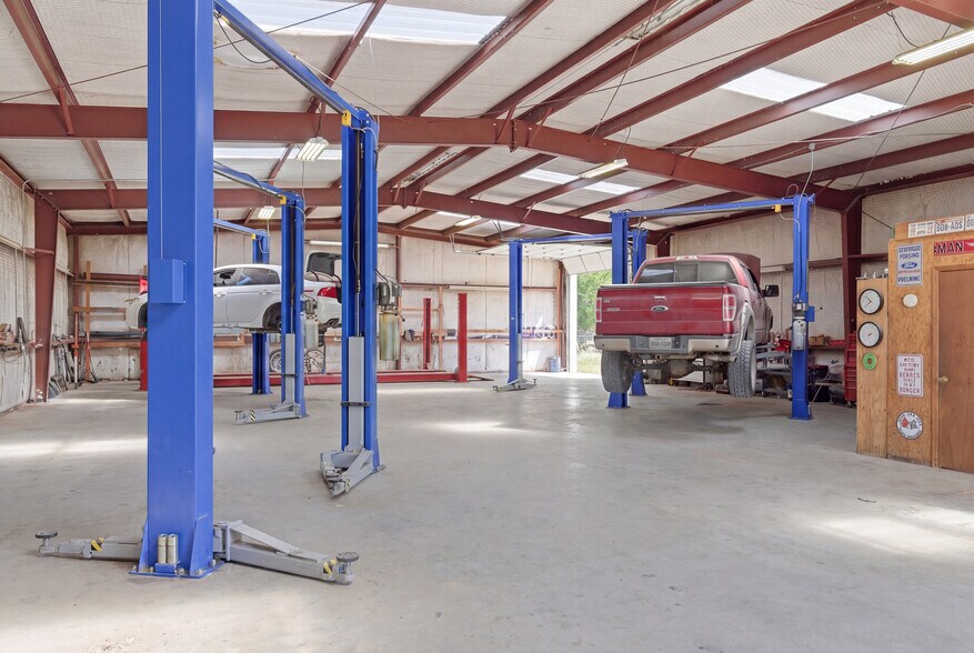 More Photos Of 320 S S Wilcox St, Rockdale Auto Dealership For Sale