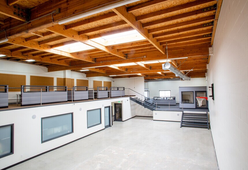 Primary Photo Of 2229 Barry Ave, Los Angeles Office For Lease