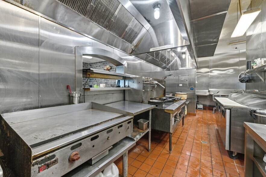 More Photos Of 1377 W El Monte Way, Dinuba Restaurant For Lease