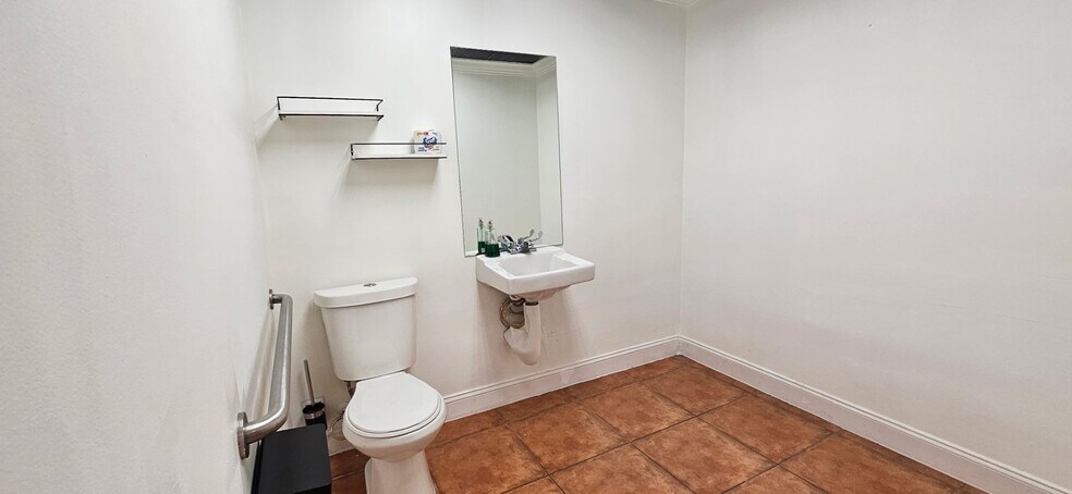 More Photos Of 2223 NW 26th Ave, Miami Warehouse For Lease