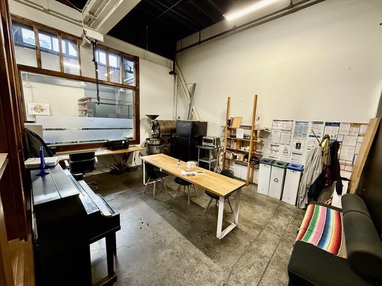 More Photos Of 3098 E 10th St, Oakland Manufacturing For Lease