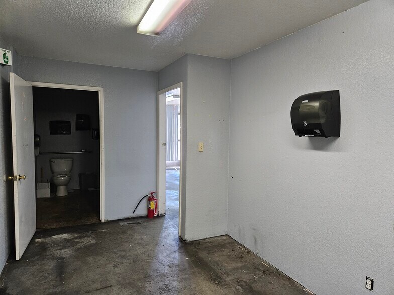 More Photos Of 2084 Lapham Dr, Modesto Warehouse For Sale