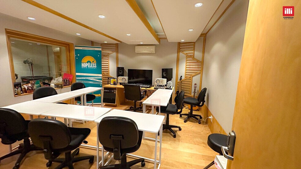 More Photos Of 7315 Lankershim Blvd, North Hollywood Light Manufacturing For Sale