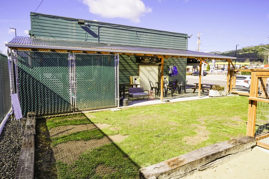 More Photos Of 194 SE Main St, Winston Flex For Sale