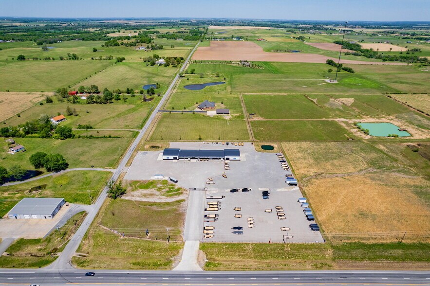 More Photos Of 26091 OK-51, Wagoner Showroom For Sale