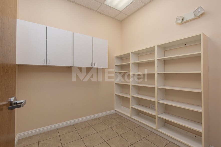 More Photos Of 1669 W Horizon Ridge Pky, Henderson Office For Sale