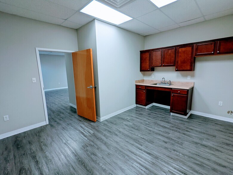 More Photos Of 16021 Kairos Rd, Colonial Heights Medical For Lease