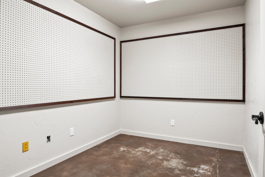 More Photos Of 207 Clay St, Nocona Storefront For Lease