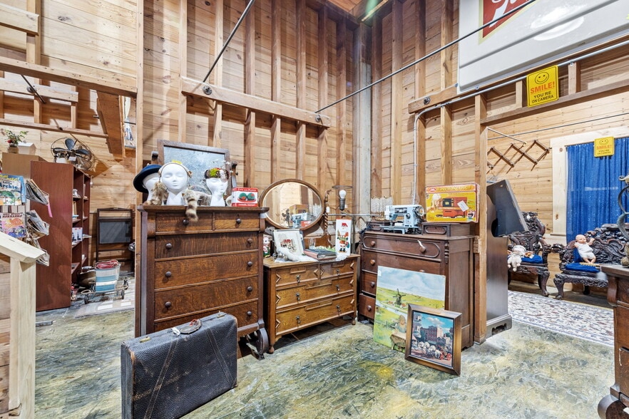 More Photos Of 126 S Main St, Gilman Showroom For Sale