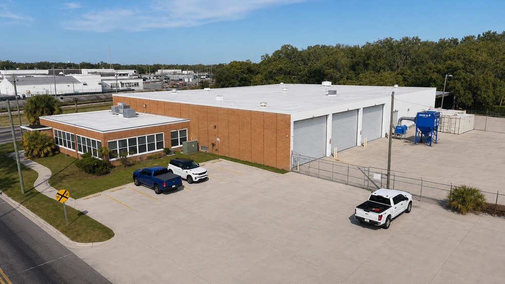 More Photos Of 2902 E Sligh Ave, Tampa Warehouse For Lease