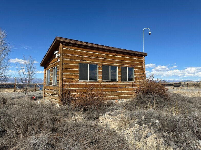 More Photos Of 2520 N River Rd, Olathe Warehouse For Lease