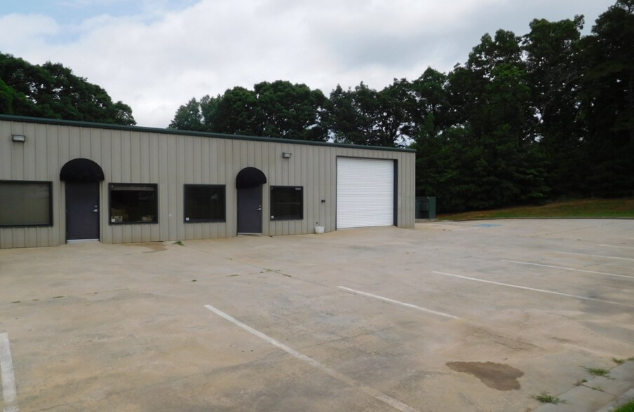 More Photos Of 2365 Monroe Dr, Gainesville Warehouse For Lease