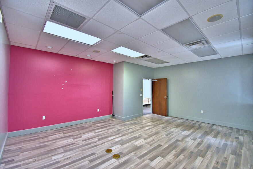 More Photos Of 43344 Highway 27, Davenport Coworking Space