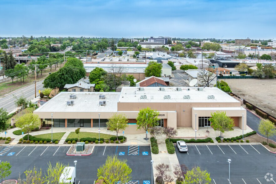 More Photos Of 700 E Mineral King Ave, Visalia Freestanding For Lease