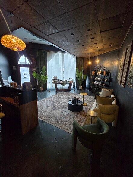 More Photos Of 511 E Balboa Blvd, Newport Beach Storefront Retail Residential For Lease