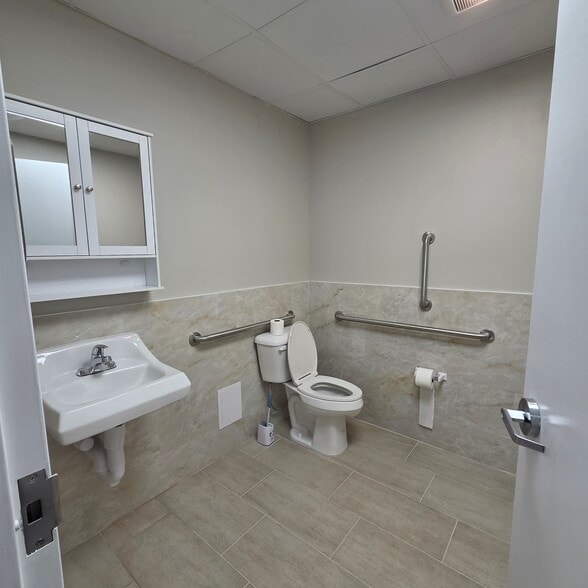 More Photos Of 692 Jonestown Rd, Winston-Salem Unknown For Lease