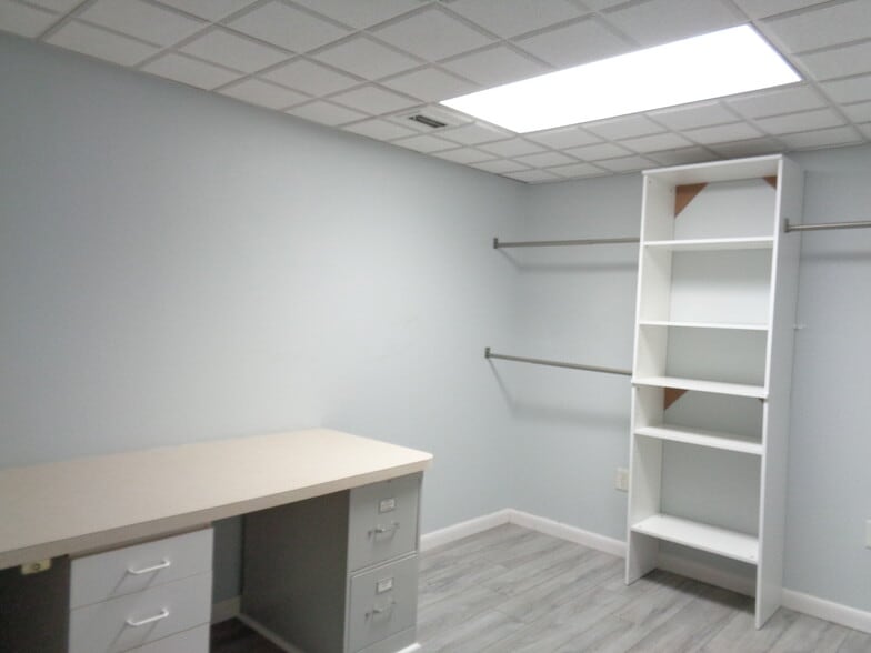 More Photos Of 6020 Deacon Rd, Sarasota Warehouse For Sale