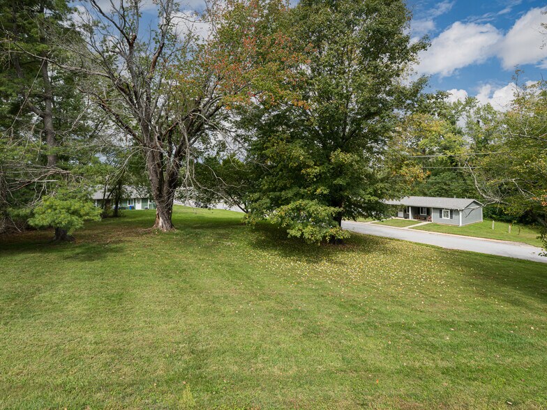 More Photos Of 701 Oriole Dr, Hendersonville Warehouse For Sale