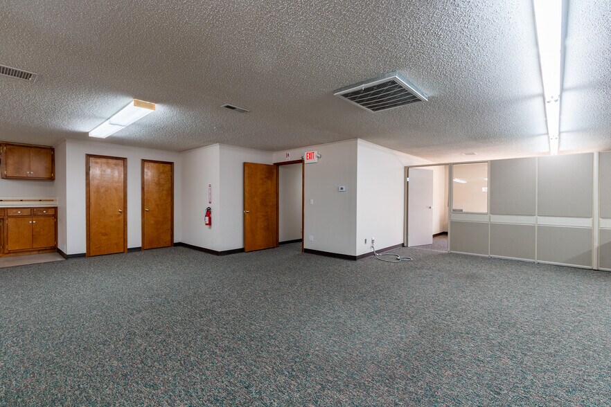 More Photos Of 2500 W 31st St, Lawrence Office For Sale