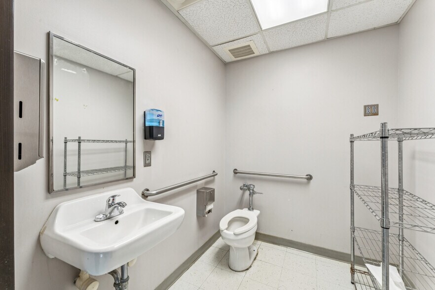 More Photos Of 1090 9th Ave SW, Bessemer Medical For Sale