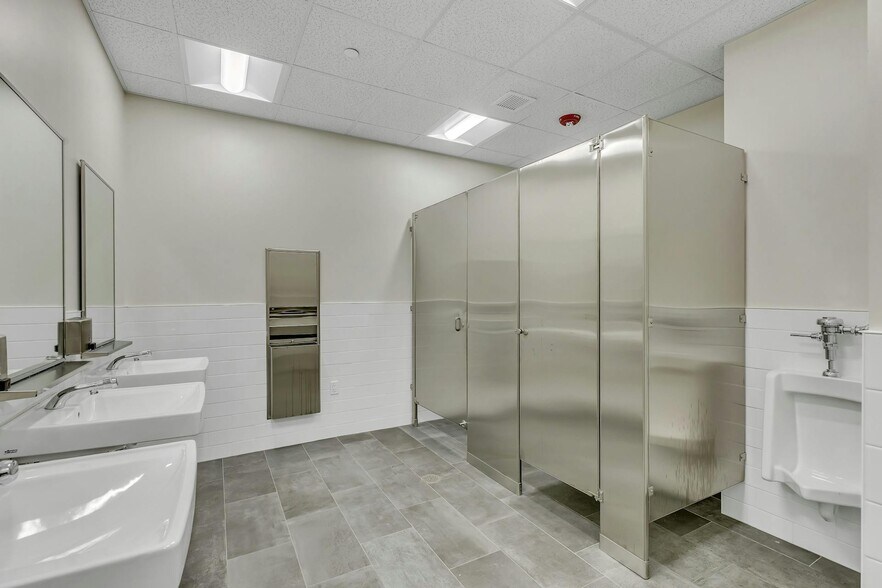 More Photos Of 645 National Blvd, Medford Distribution For Lease