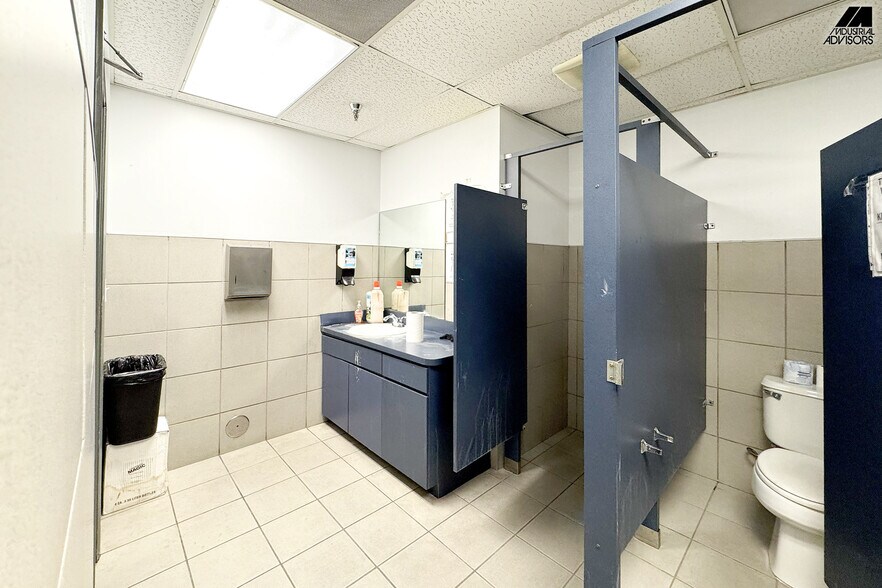 More Photos Of 1361-1363 NW 155th Dr, Miami Warehouse For Lease