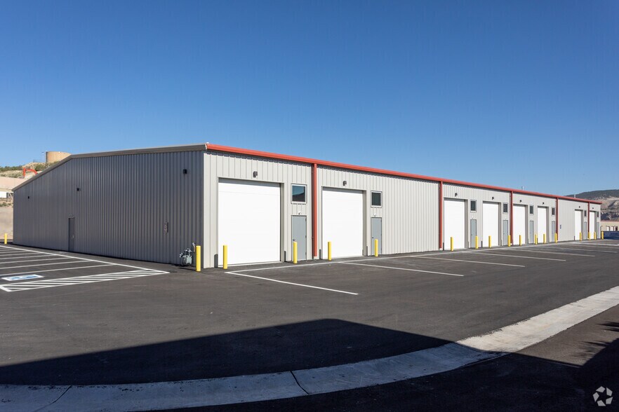 More Photos Of 707 Plane St, Gypsum Warehouse For Lease