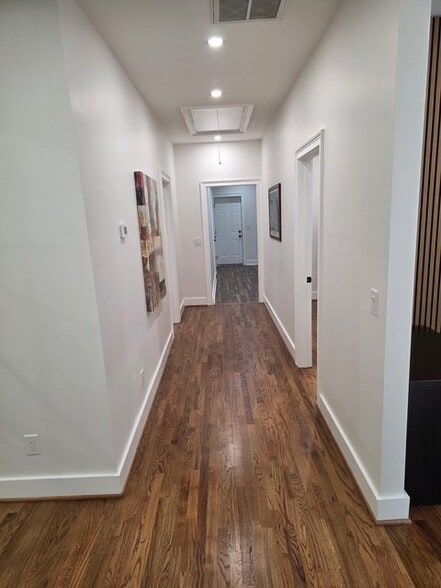 More Photos Of 981 Martin Luther King Jr Dr, Atlanta Office Residential For Lease