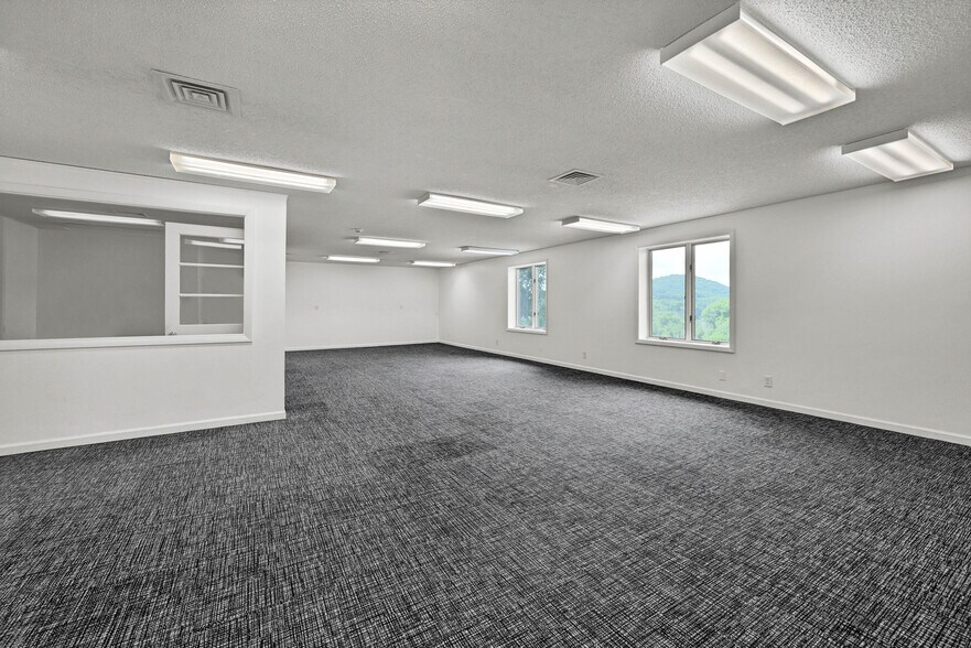 More Photos Of 9 Dunham Dr, New Fairfield Warehouse For Lease