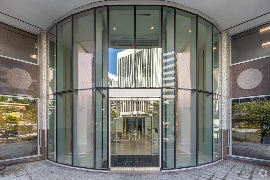 More Photos Of 1530 Wilson Blvd, Arlington Office For Lease